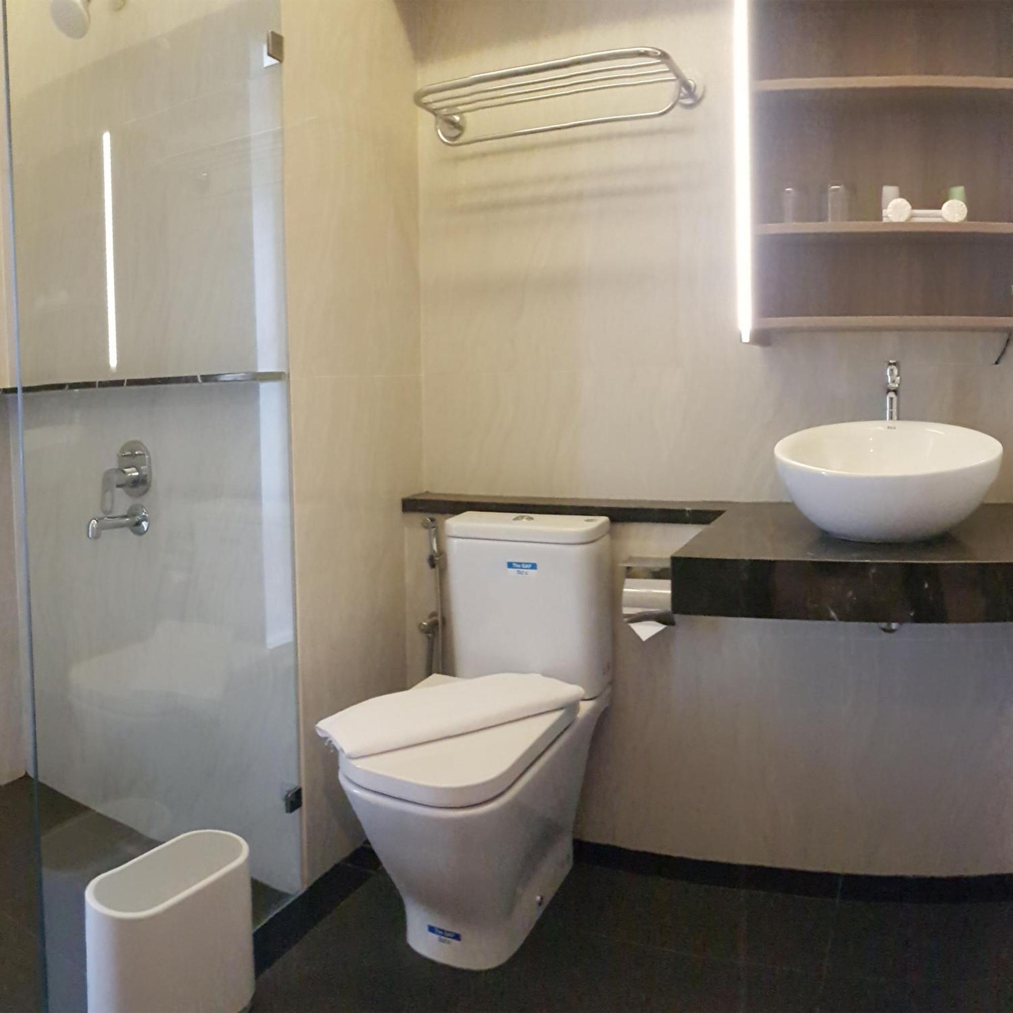 Bening Boutique Hotel Managed By Salak Hospitality Bekasi Extérieur photo