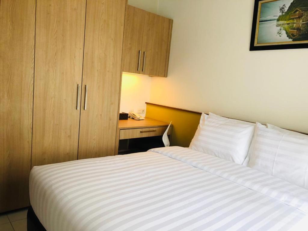 Bening Boutique Hotel Managed By Salak Hospitality Bekasi Extérieur photo