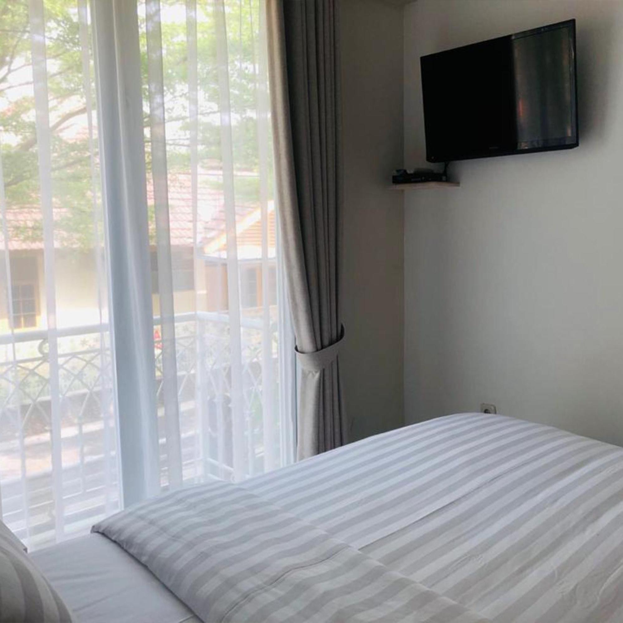 Bening Boutique Hotel Managed By Salak Hospitality Bekasi Extérieur photo
