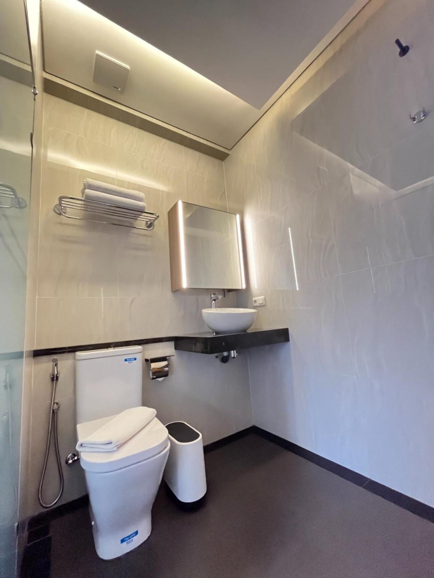 Bening Boutique Hotel Managed By Salak Hospitality Bekasi Extérieur photo